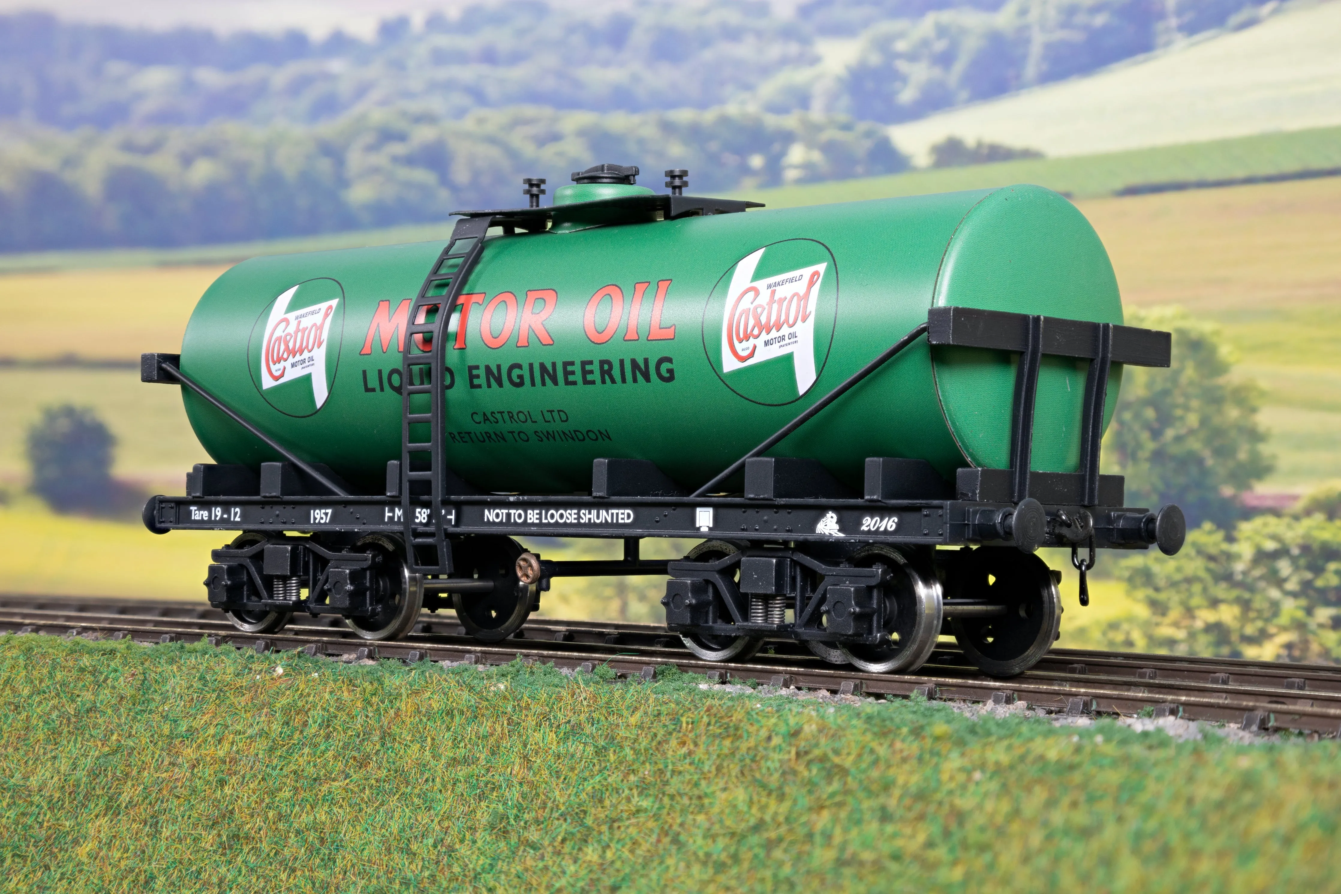 Darstaed D31-18 7mm Finescale O Gauge Bogie Tanker, Pre-War 'Castrol'