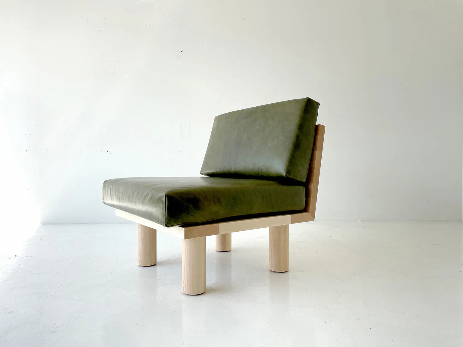 Turned Leg Suelo Side Chair in Leather and Maple - 3021