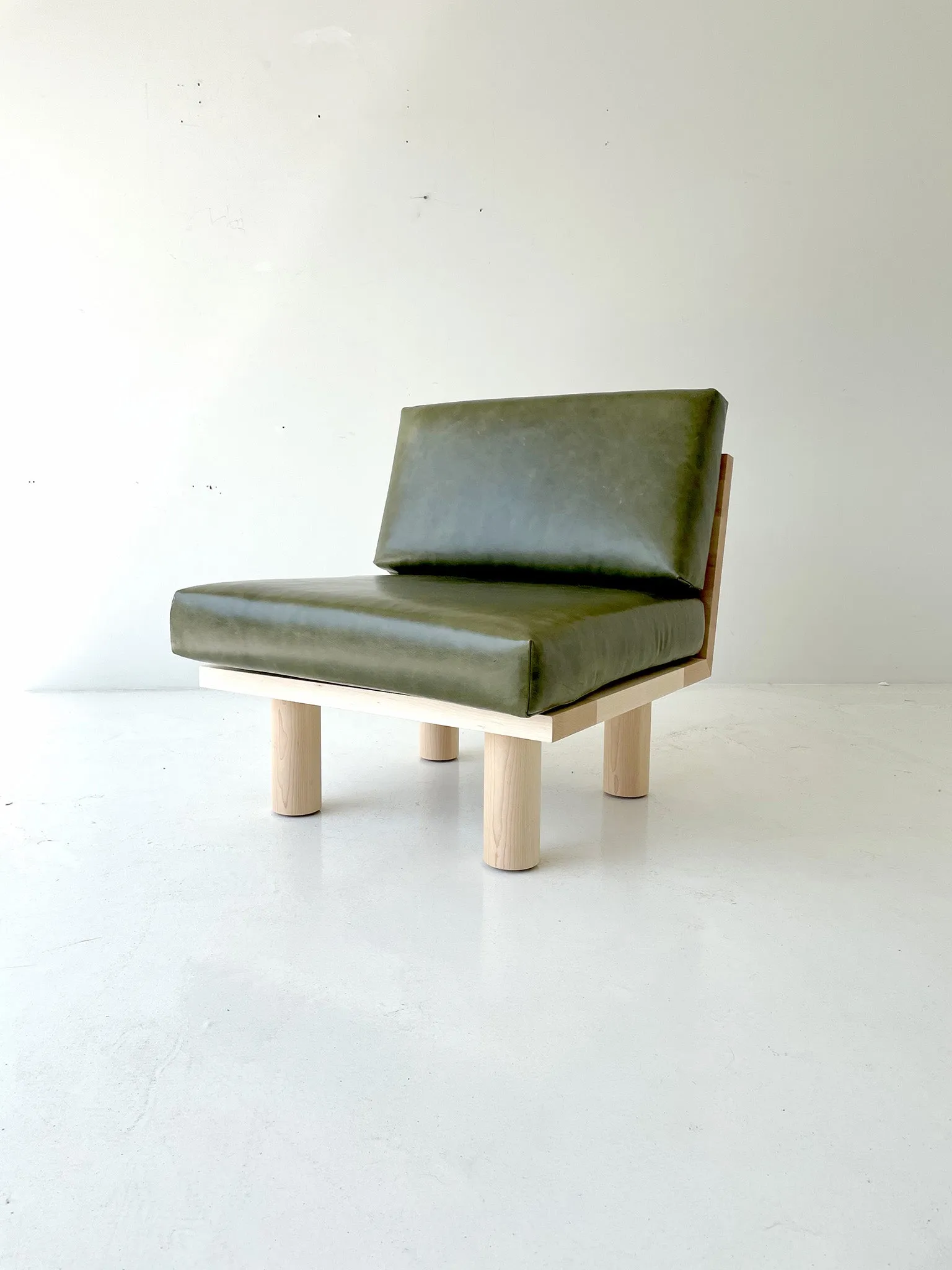 Turned Leg Suelo Side Chair in Leather and Maple - 3021