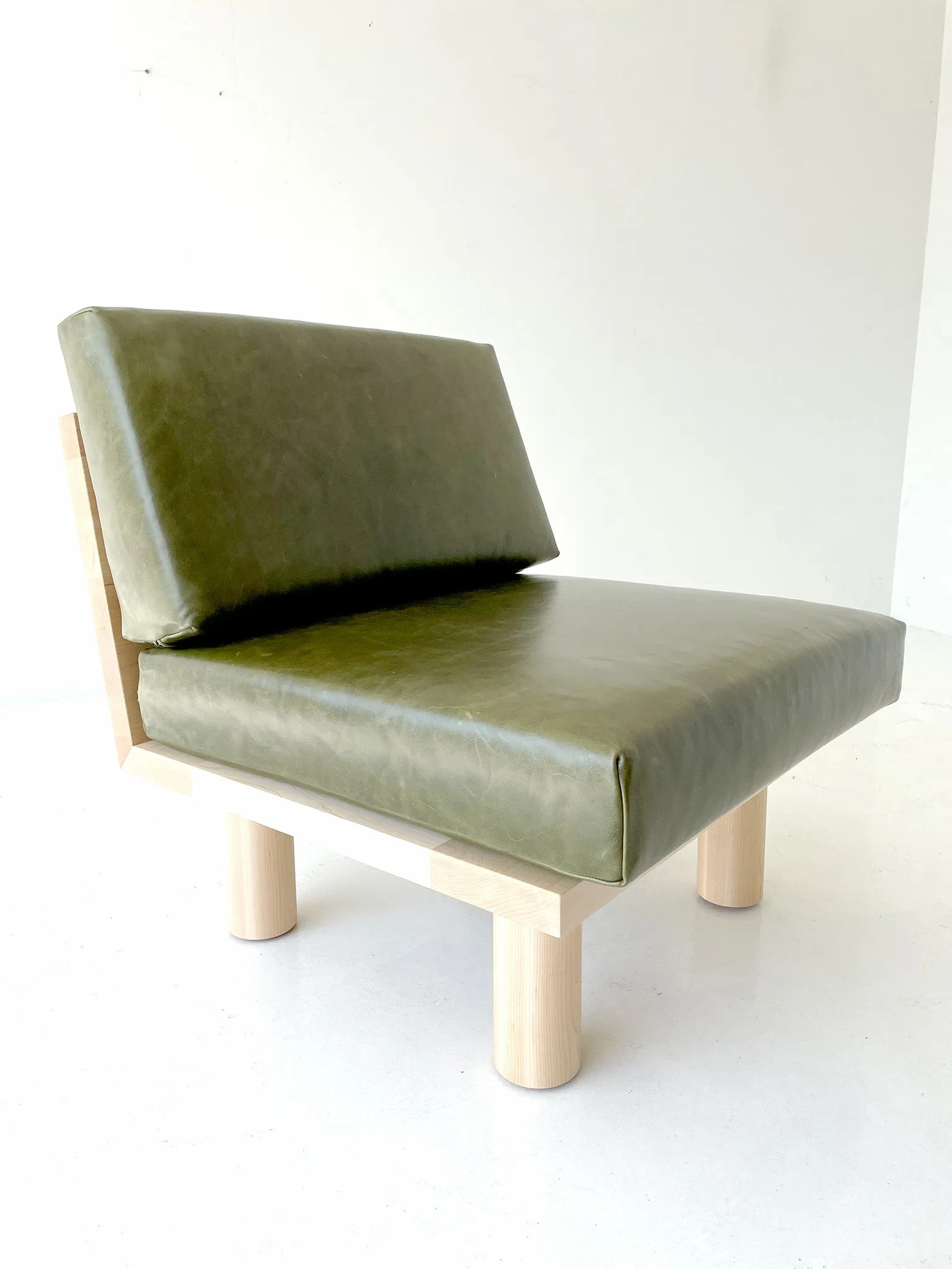 Turned Leg Suelo Side Chair in Leather and Maple - 3021