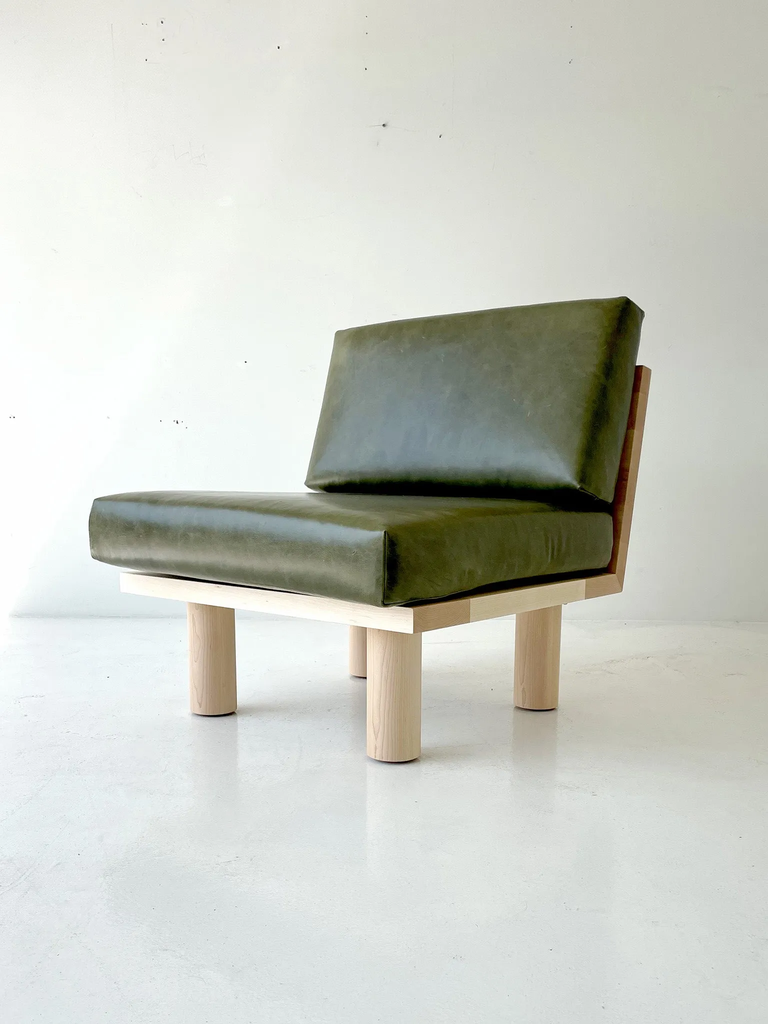 Turned Leg Suelo Side Chair in Leather and Maple - 3021